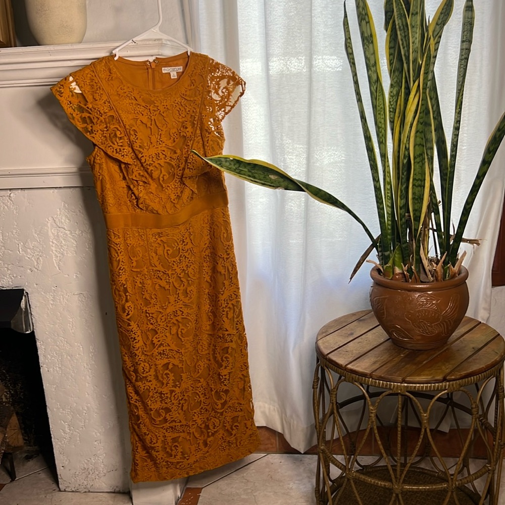 Long lace mustard Eva.Mendez dress